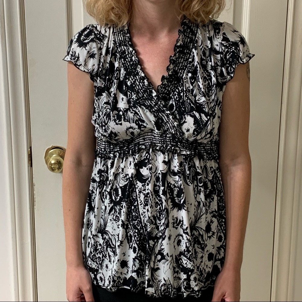 🌷3 for $25🌷Suzy Shier, US XL, White & Black Floral V-Neck Gathered Waist Top